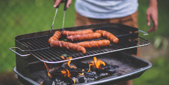 Bild zum Ratgeber Kochen im Garten: Wissenswertes zu Grill und Zubehör