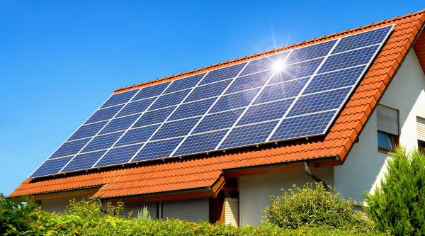 Bild zum Ratgeber Haus mit Photovoltaikanlage – was Käufer und Verkäufer wissen müssen