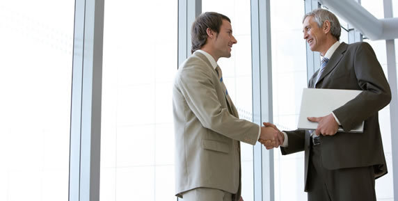 Bild zum Ratgeber In Immobilienfonds oder Aktien investieren?