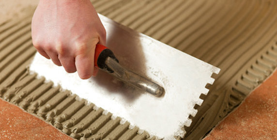 Bild zum Ratgeber Bodenfliesen selbst verlegen. Tipps und Tricks für gute Ergebnisse.