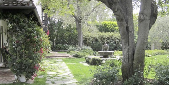 Bild zum Ratgeber Der Gartenweg: gestalterisches Highlight mit praktischem Nutzen