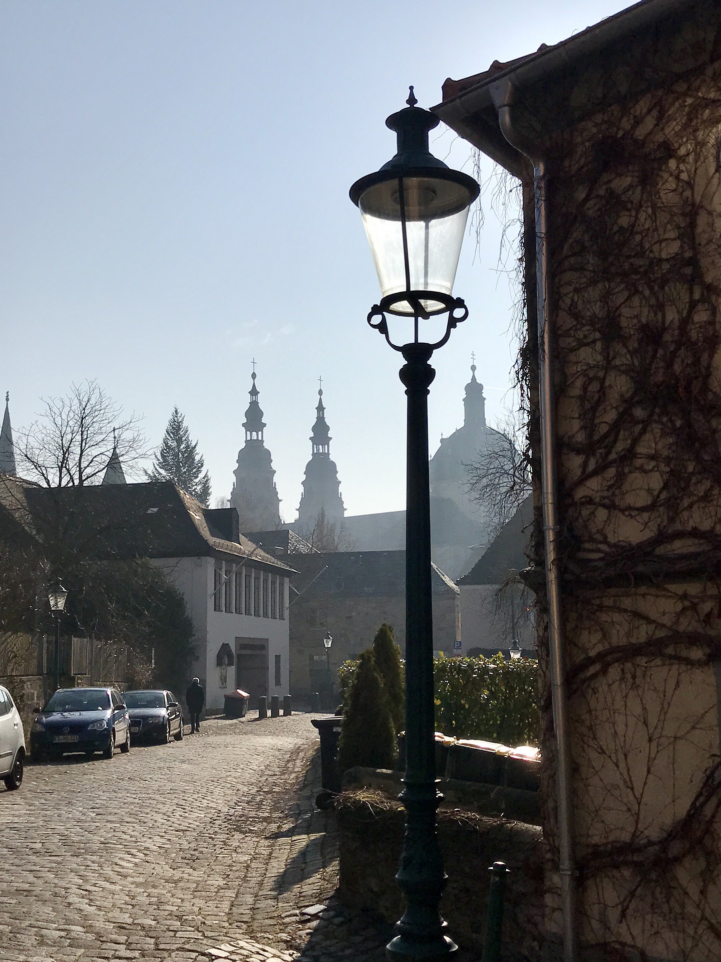 Im Hintergrund der Dom zu Fulda